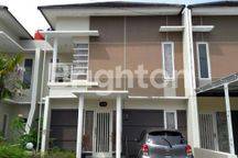 RUMAH 2LT DLM PERUMAHAN EMERALD GARDEN  BANGUNTAPAN