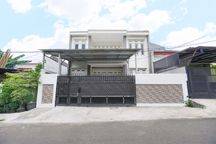 Rumah Luas 2 Lt Sudah Renov Semi Furnished di Depok 15 Mnt Ke Stasiun Lenteng Agung J14506