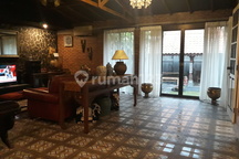 Sangat Murah dan negotiable. Rumah etnik dengan nuansa jawa dan bergaya klasik. Sangat nyaman dan menjadi pilihan hunian terbaik untuk anda sekeluarga