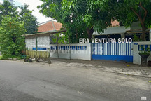 Rumah Strategis Tengah Kota Jajar Laweyan, 4 Kamar, Dekat Solo Square