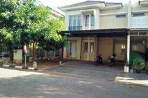 Rumah apik 4 kamar semi furnished di grand wisata