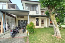 Disewakan pertahun rumah furnished dua lantai