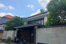 Rumah mewah super lega di daerah elit moh yamin renon