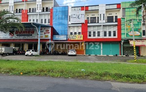 Good strategic shop house in the center of Solo Baru.