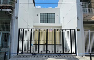 SHOPHOUSE IN CHINATOWN, suitable for offices.