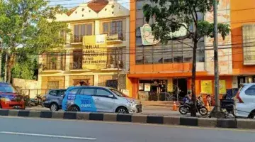 Gambar 4 Gedung 3 Lantai di Pusat Bisnis Ciputat Raya Cireundeu Tangsel Berada di jalan Utama  dan sangat cocok buat Kantor , Gudang , Sekolah , Rumah Sakit  . Showroom  dan  jenis  usaha apapun  sangat cocok  karena berada di  Jalan Utama untuk menuju Jakarta  de