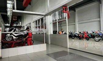 Gambar 2 Dijual Ex Showroom Karawaci Tangerang Lt 1800M Lb 2300M2 Jalan Raya