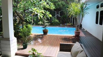 Gambar 4 Cozy Bungalow Style House with Sw. Pool   In Menteng