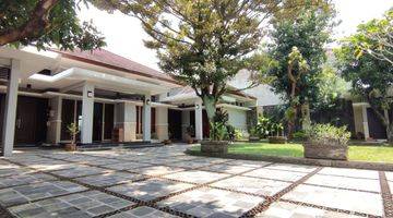 Gambar 1 Rumah Villa di Laweyan Solo bonus Swimmingpool