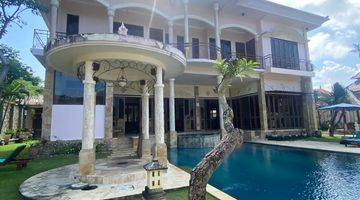 Gambar 1 Colonial villa close to beach