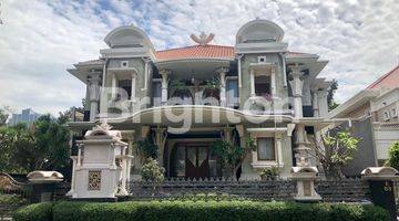 Gambar 1 Rumah Mewah Classic Eropa dengan design Facade yg Unique satu satu nya di Surabaya , Full Furnish Jati , Marmer Italy , Golf View