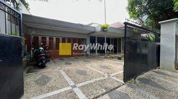 Gambar 1 Rumah 1 lantai tersedia kolam renang dan halaman di pondok indah