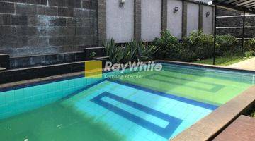 Gambar 2 Rumah 1 lantai tersedia kolam renang dan halaman di pondok indah