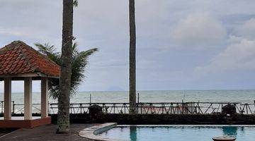 Gambar 1 Villa Bagus langsung menghadap pantai di Serang, Anyer, Banten.