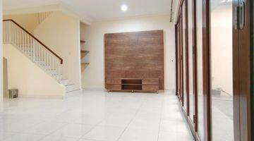 Gambar 3 Rumah Dalam Cluster Discovery Sektor 9 Bintaro Jaya Lr 10173 Rd