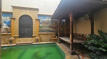 Gambar 1 rumah classicc, bagus, siap huni, depan taman, ada swimming pool