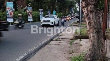 Gambar 5 RUMAH DITEPI JALAN RAYA