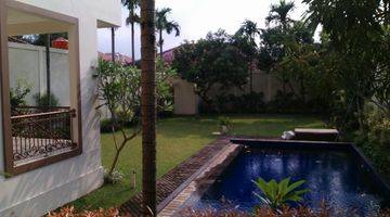 Gambar 1 A Luxurious House with Nice backyard and pool in Kemang