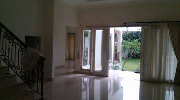 Gambar 3 A Luxurious House with Nice backyard and pool in Kemang