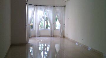 Gambar 4 A Luxurious House with Nice backyard and pool in Kemang