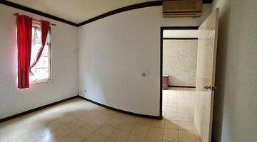 Gambar 4 Town House Taman Hijau Lippo Karawaci Tangerang