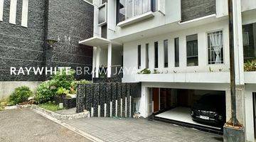 Gambar 1 Townhouse Dalam Kompleks Tenang  Lokasi Strategis Area Kebayoran Baru