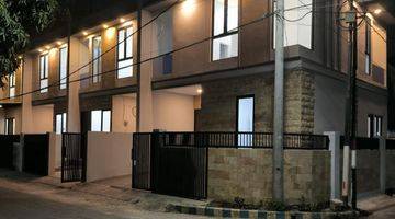 Gambar 1 Rumah 2 lt baru SDPS Town House