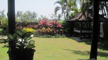 Gambar 2 Big villa, big garden