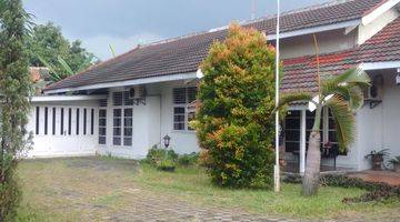 Gambar 1 Rumah di Pinggir Jalan Raya