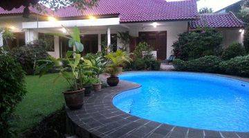 Gambar 1 Beautiful house with big terrace and mature garden