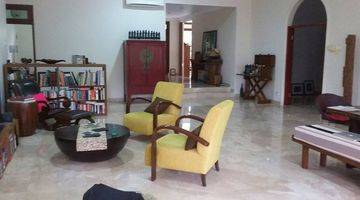 Gambar 5 Beautiful house with big terrace and mature garden