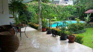 Gambar 3 Beautiful house with big terrace and mature garden