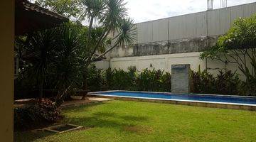 Gambar 4 Rumah Megah Ada Swimming Pool