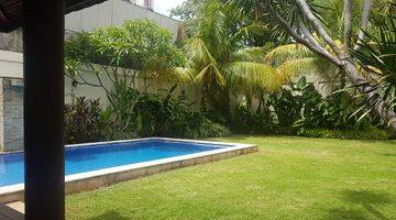 Gambar 5 Rumah Megah Ada Swimming Pool