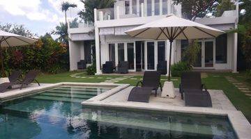 Gambar 1 3 bedrooms modern villa with large garden and pool