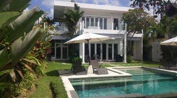 Gambar 3 3 bedrooms modern villa with large garden and pool