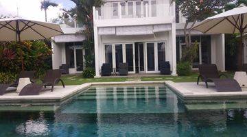 Gambar 2 3 bedrooms modern villa with large garden and pool