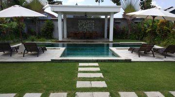 Gambar 4 3 bedrooms modern villa with large garden and pool