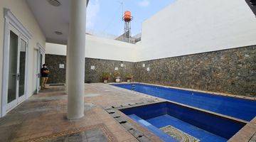 Gambar 3 Rumah cantik nan asri dilengkapi dengan swimming pool