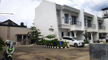 Gambar 1 Rumah mewah townhouse di pinggir jln raya akses tol jatiwaringin