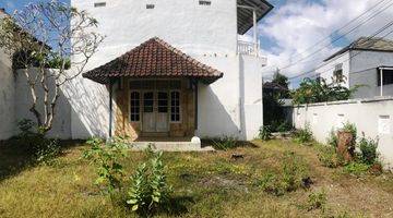 Gambar 3 Rumah Style Colonial Kebun Luas di Kampus Unud Jimbaran