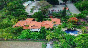 Gambar 1 Beautiful villa close to the beach