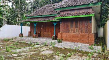 Gambar 1 Rumah jati gebyok dekat pintu tol salatiga