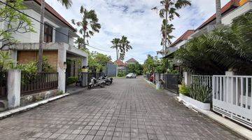 Gambar 2 2-storey house in a convenient location at Jimbaran