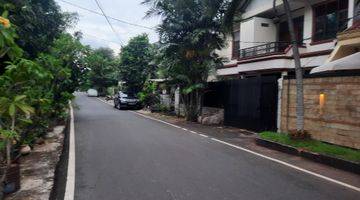 Gambar 2 Rumah bagus 2 lantai  depan taman di rawamangun