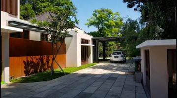 Gambar 1 BEST LOCATION ! Jual Rumah Lux di Mainroad Cipaganti, Cihampelas