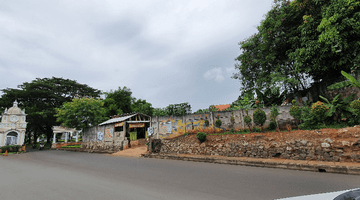 Gambar 2 Tanah samping pintu masuk Villa Meruya Haji Lebar