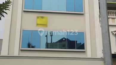 Ruko Hadap Utara, Siap Pakai, Gandeng 2 Unit di Taman Surya 5