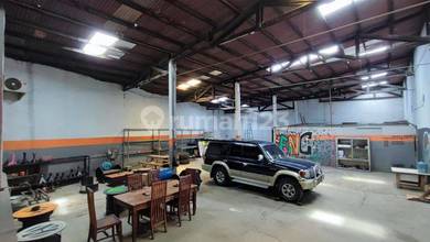 Gudang Bawa Hoki, Bentuk Tanah Ngantong, Lokasi Strategis