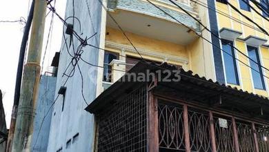 Rumah Dijual di Jelambar, Jakarta Barat, LB 190m², Harga Terbaik!